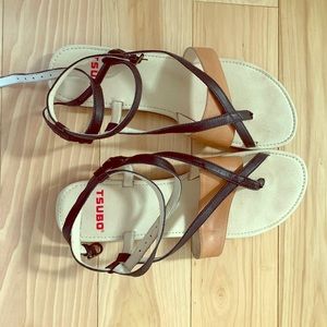 EUC Tsubo strappy flat sandals size 10
